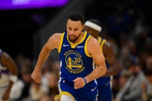 开云下载-勇记：库里股四头肌挫伤 赛后在通道一瘸一拐&amp;显得有些疼痛