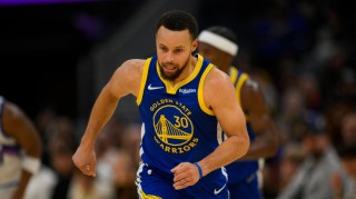 开云下载-勇记：库里股四头肌挫伤 赛后在通道一瘸一拐&amp;显得有些疼痛